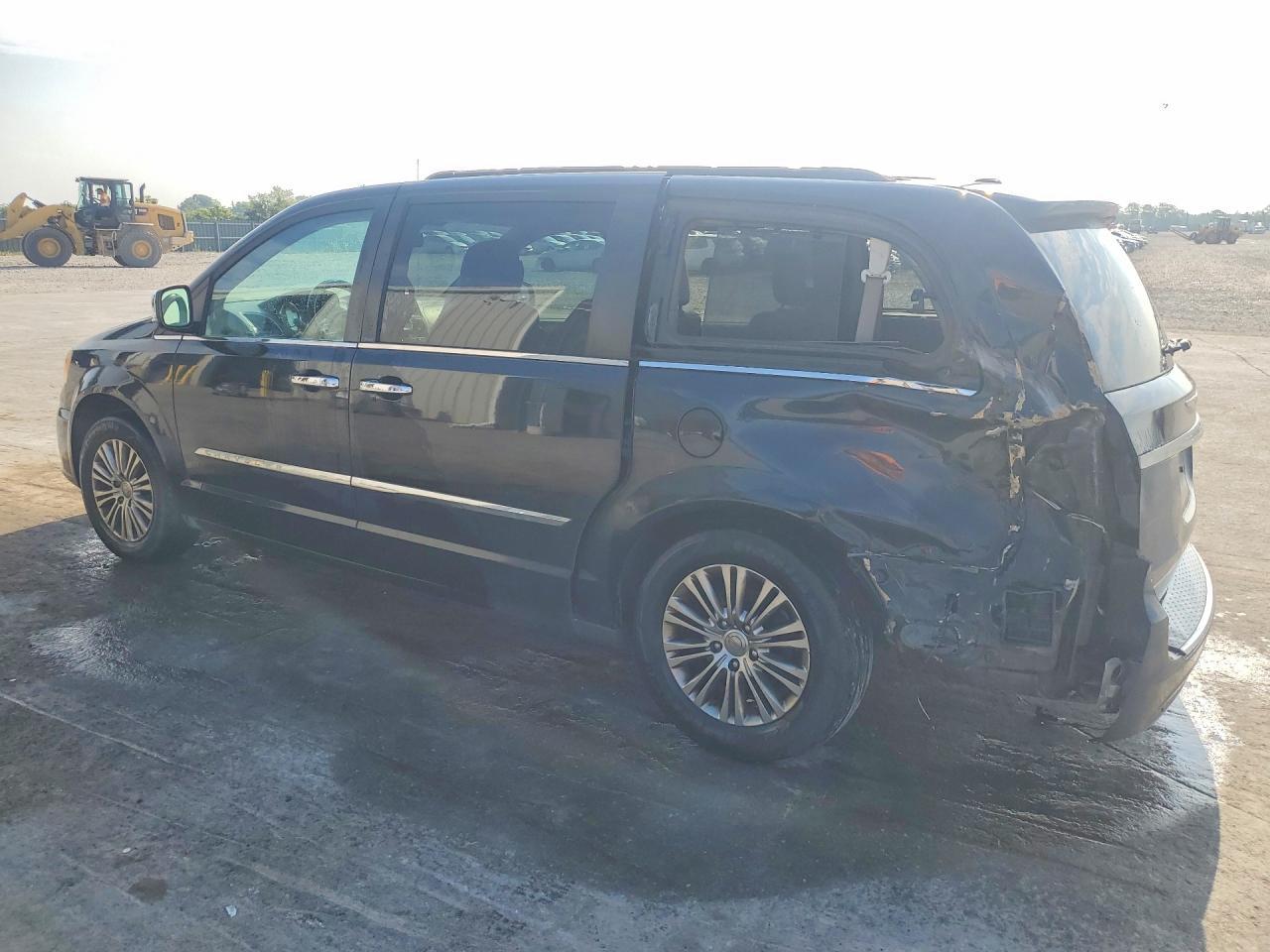 2013 Chrysler Town & Country Touring L - Фото 2