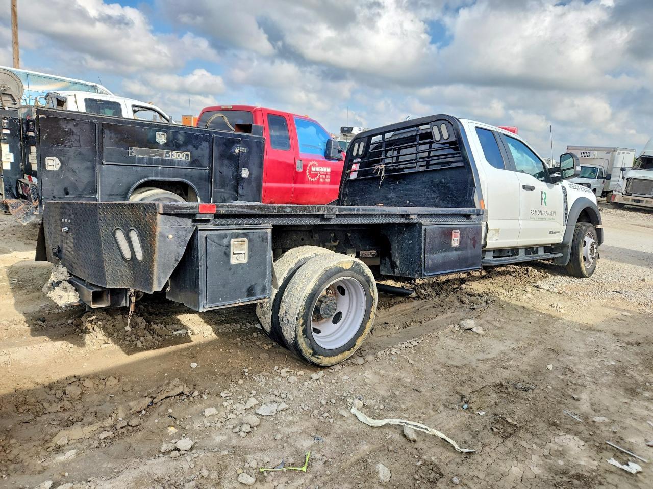 2023 Ford F450 Super Duty - Фото 3