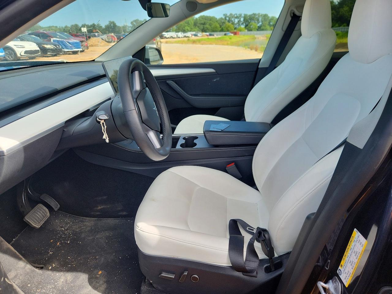 2025 Tesla Model Y - Фото 7