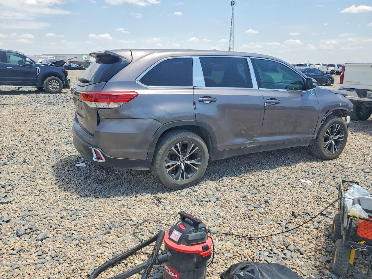2019 Toyota Highlander Le - Фото 3