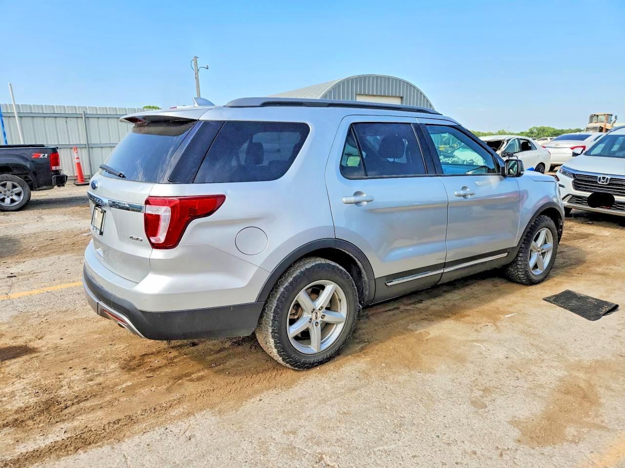 2017 Ford Explorer Xlt - Фото 3