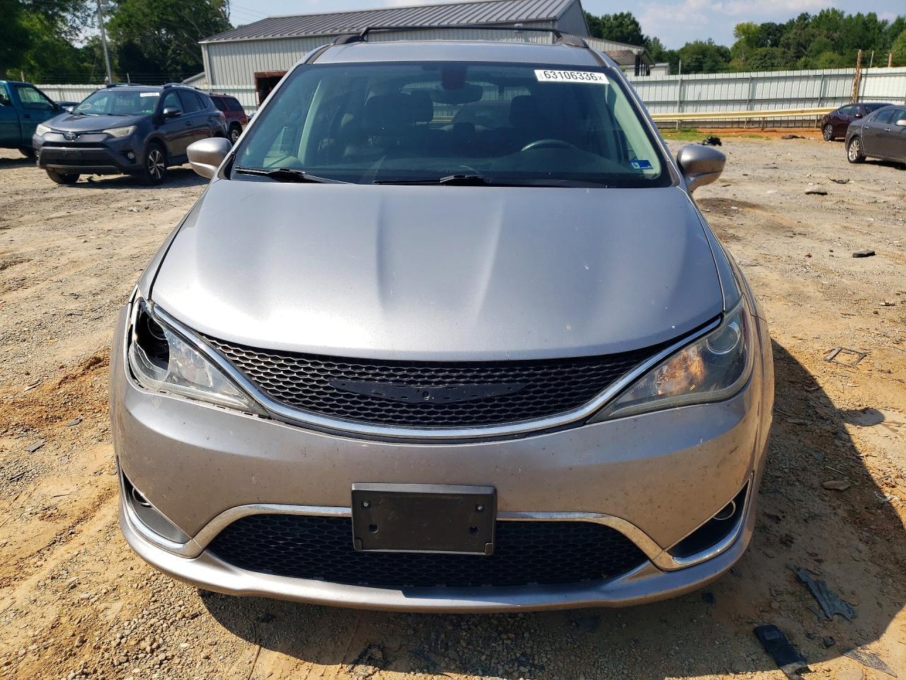 2017 Chrysler Pacifica Touring L - Image 5