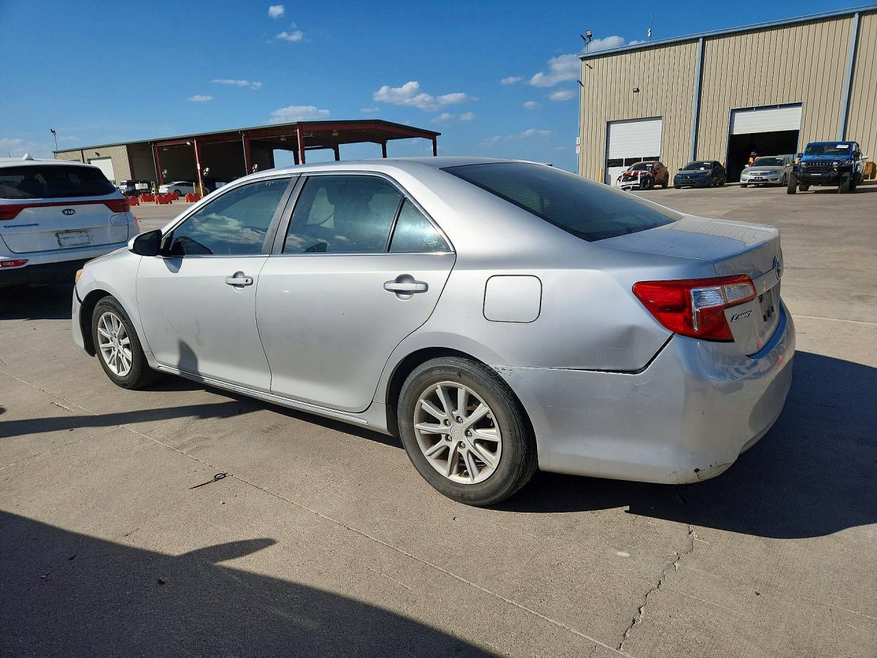 2012 Toyota Camry Le - Фото 2