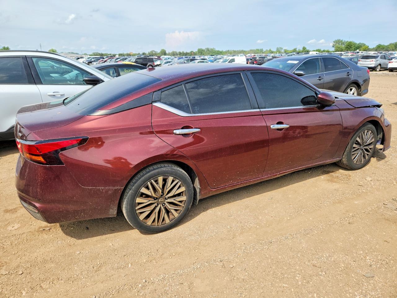 2023 Nissan Altima Sv - Image 3