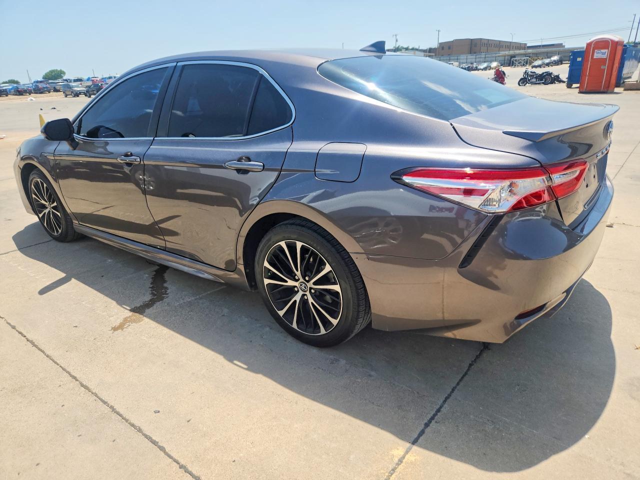 2020 Toyota Camry Se - Фото 2