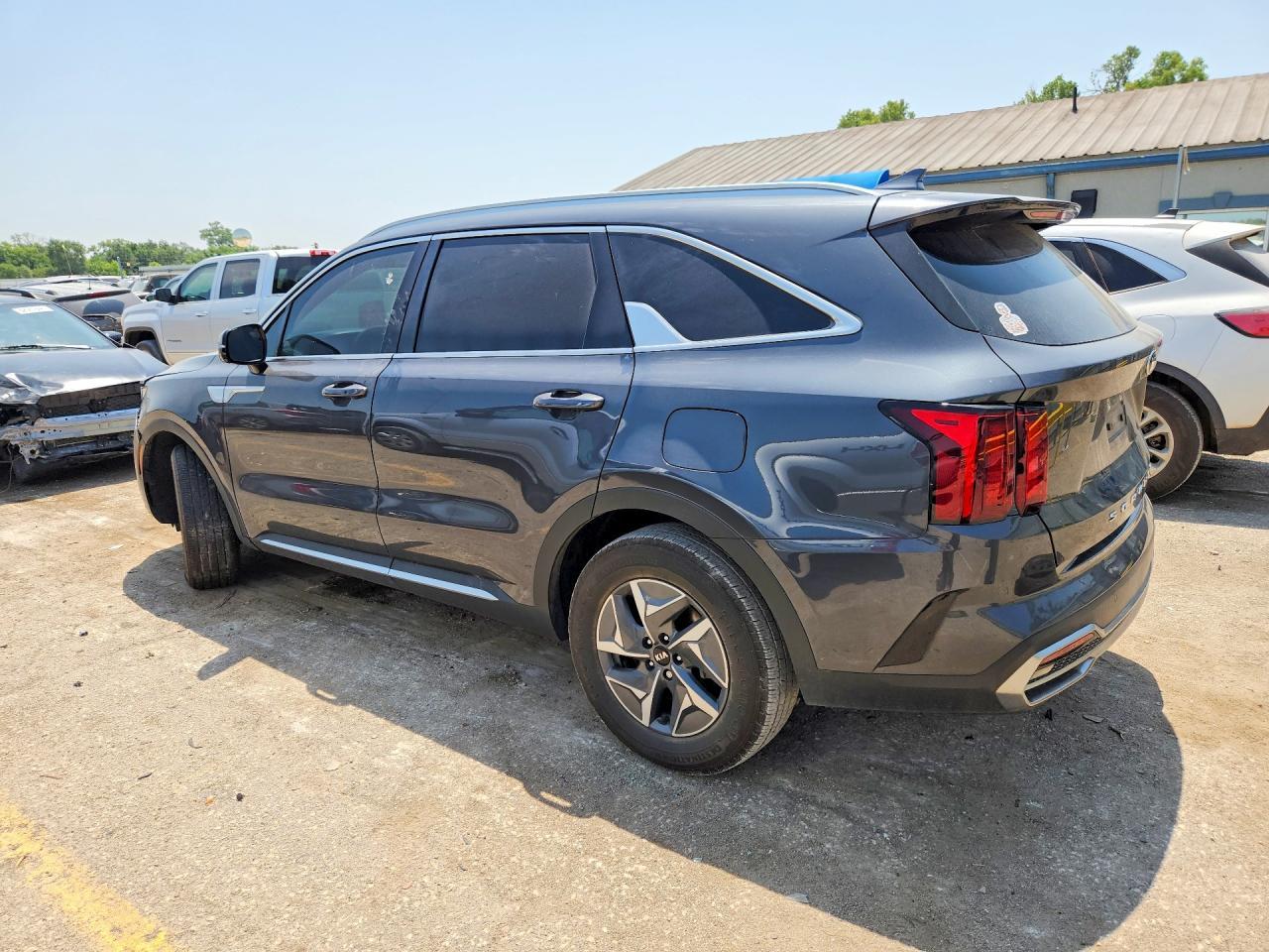 2021 Kia Sorento S - Фото 2