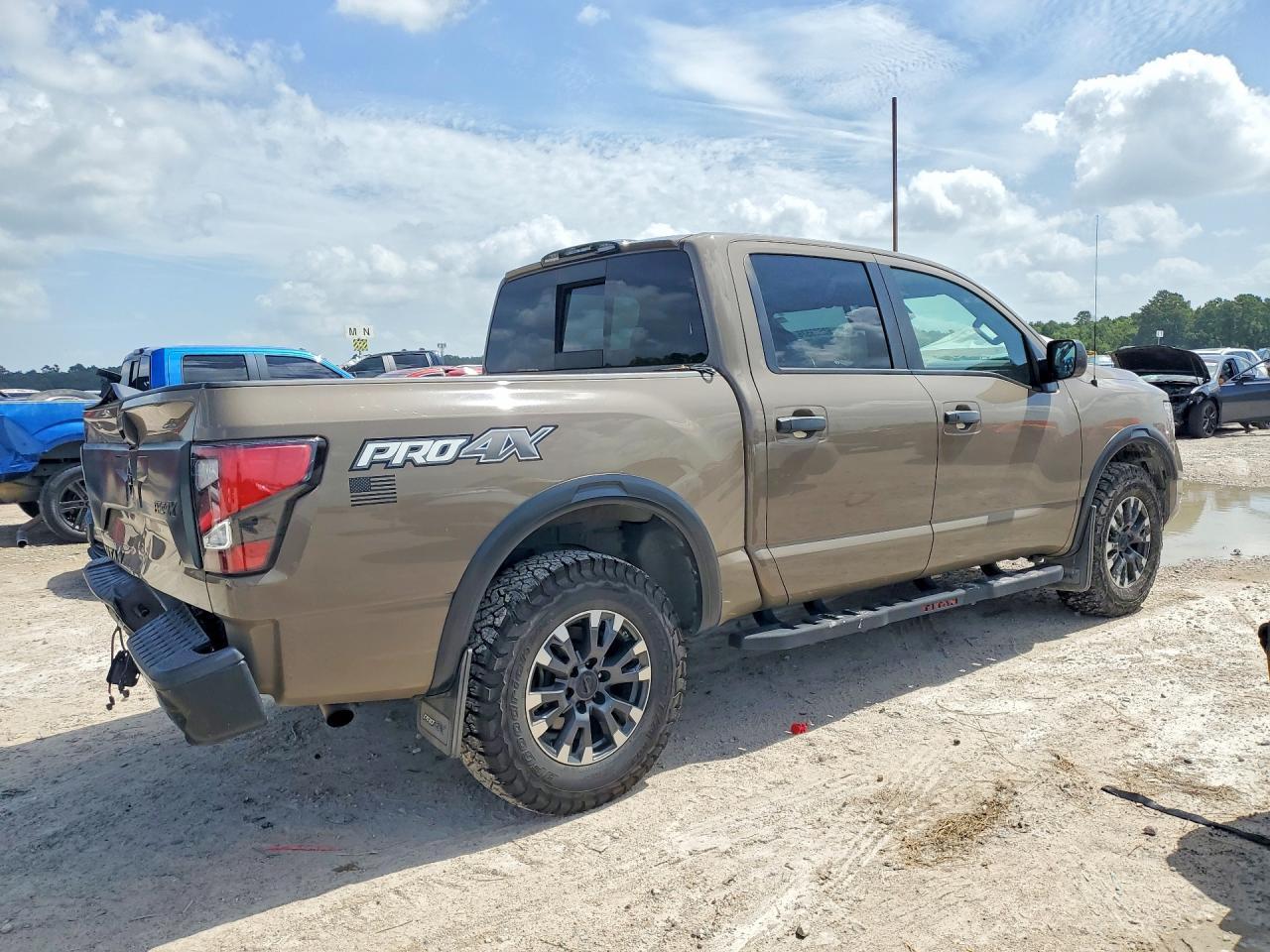 2021 Nissan Titan Pro-4X - Фото 3