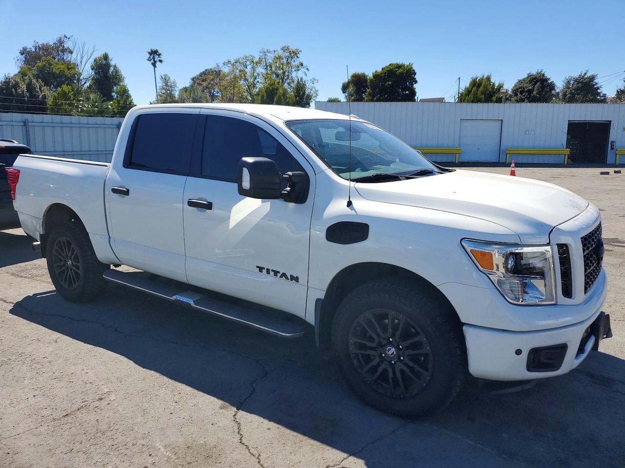 2017 Nissan Titan - Фото 4