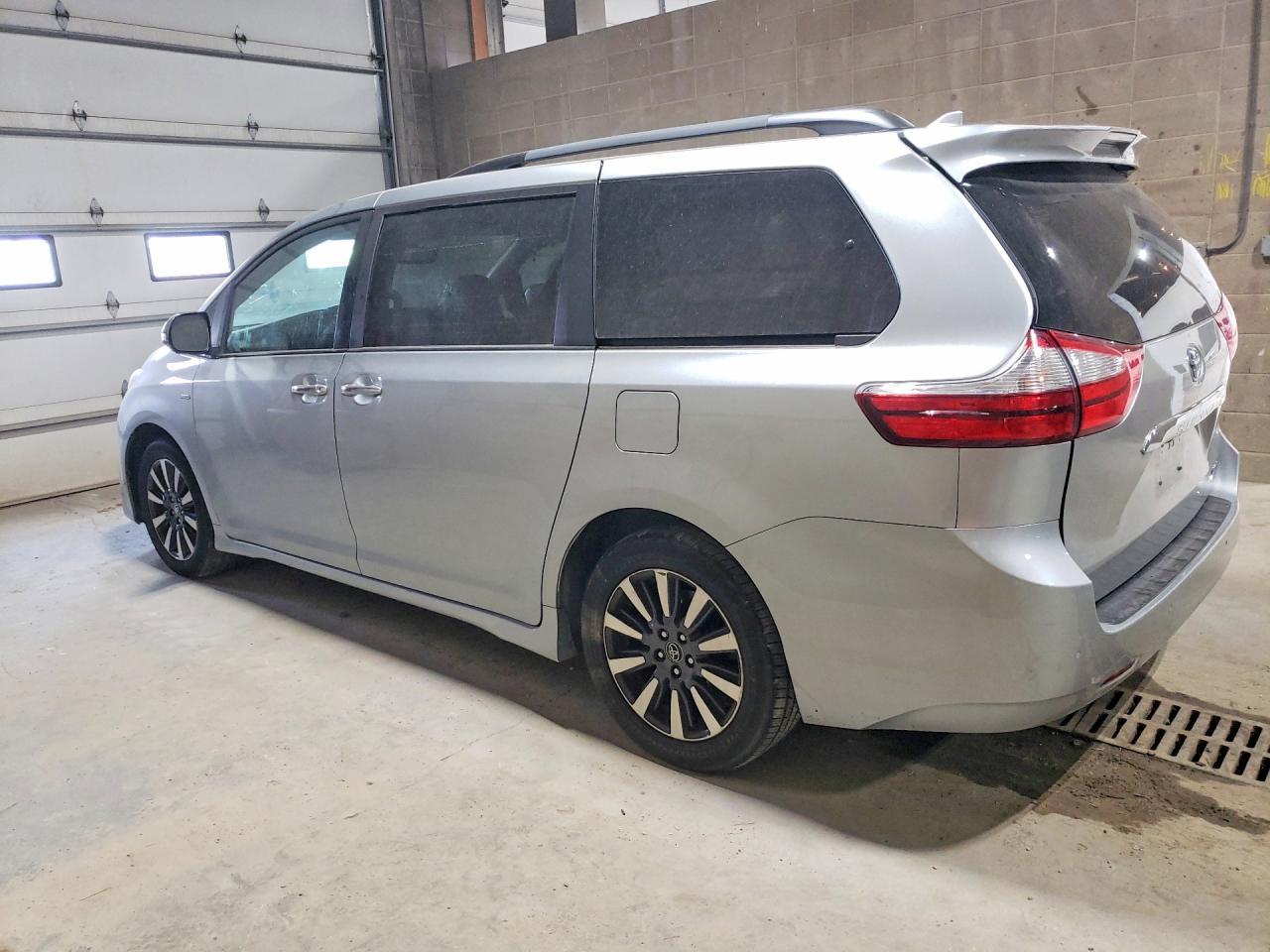 2019 Toyota Sienna Limited Premium 7-Passenger - Фото 2