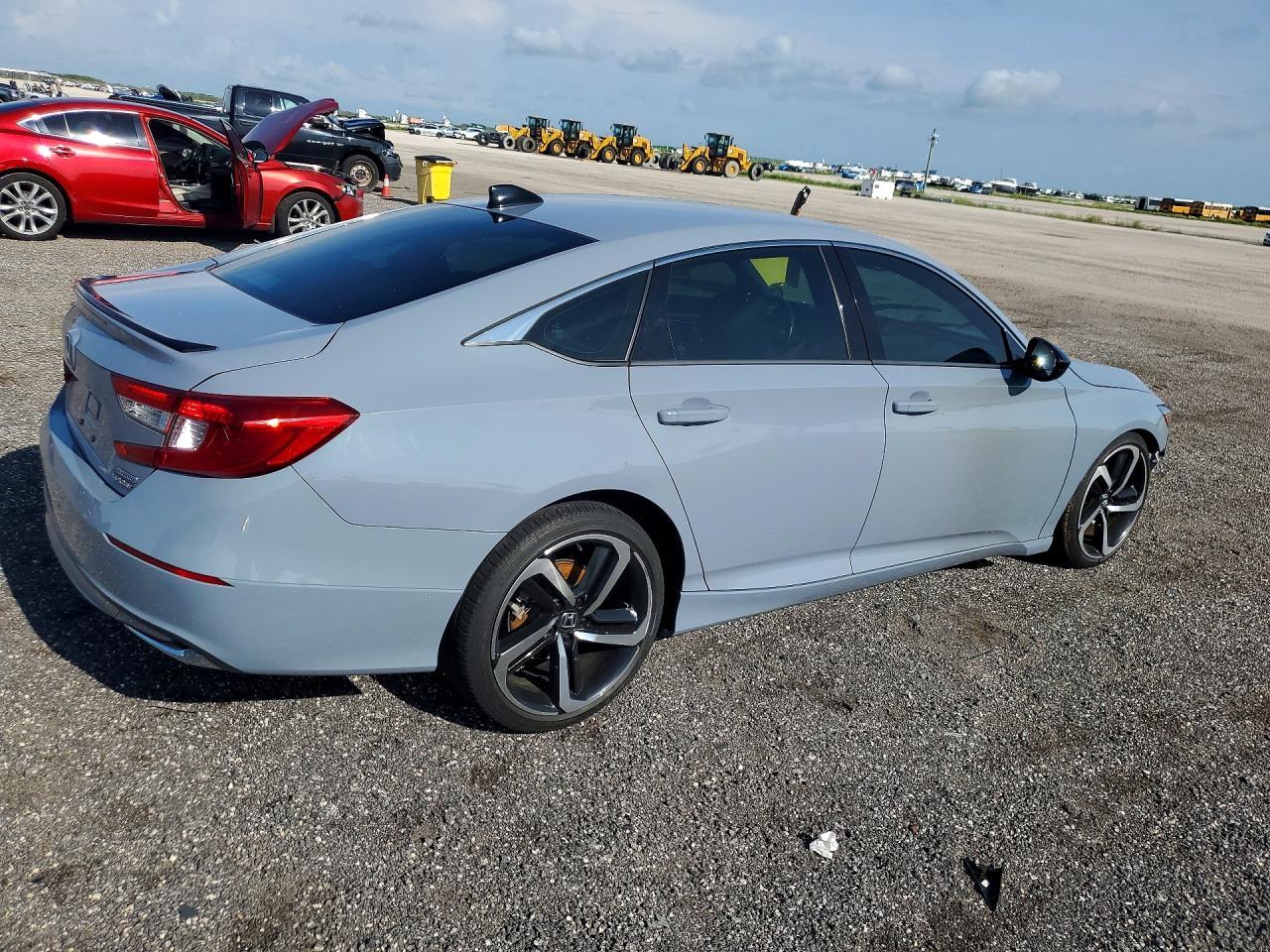 2022 Honda Accord Hybrid Sport - Image 3