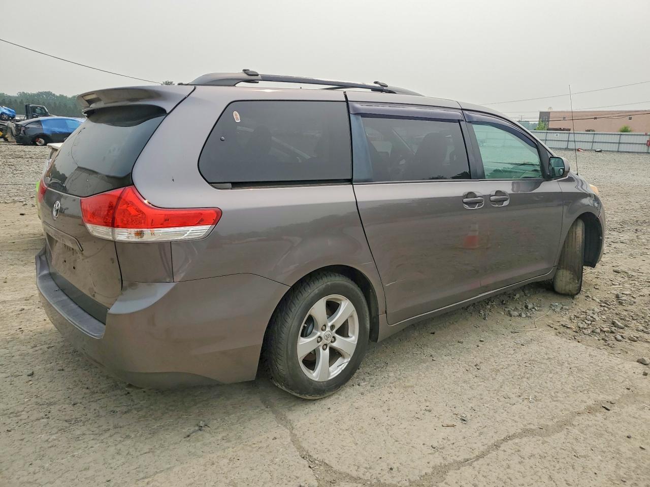 2011 Toyota Sienna Le - Фото 3