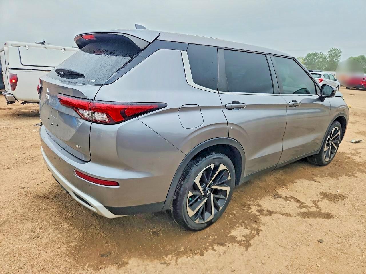 2022 Mitsubishi Outlander Se - Image 3