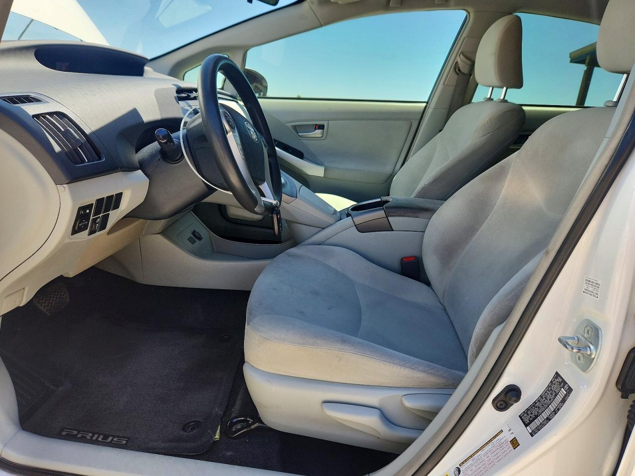 2015 Toyota Prius Two - Фото 7