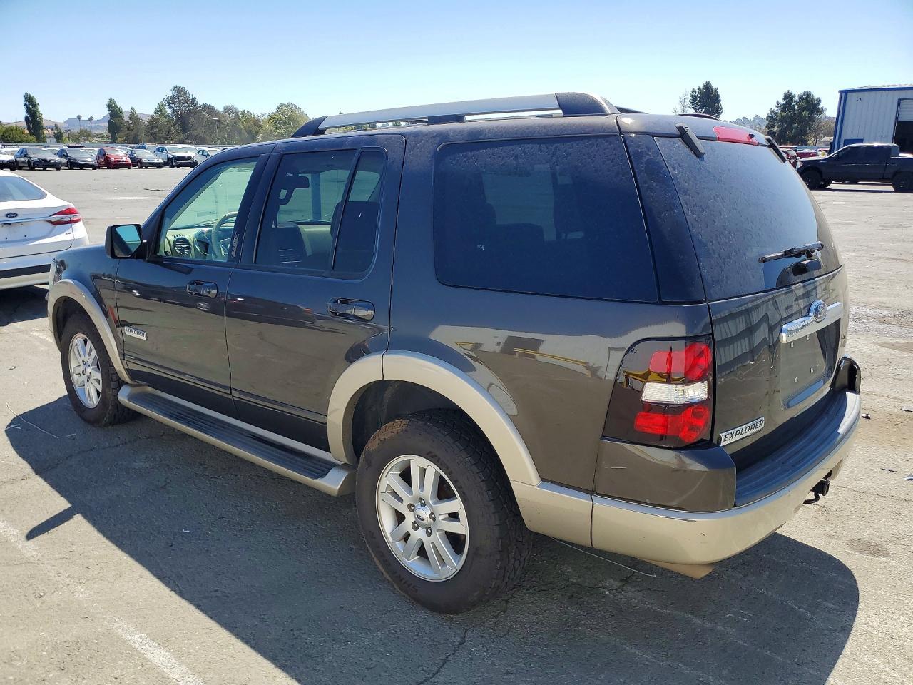 2006 Ford Explorer Eddie Bauer - Image 2