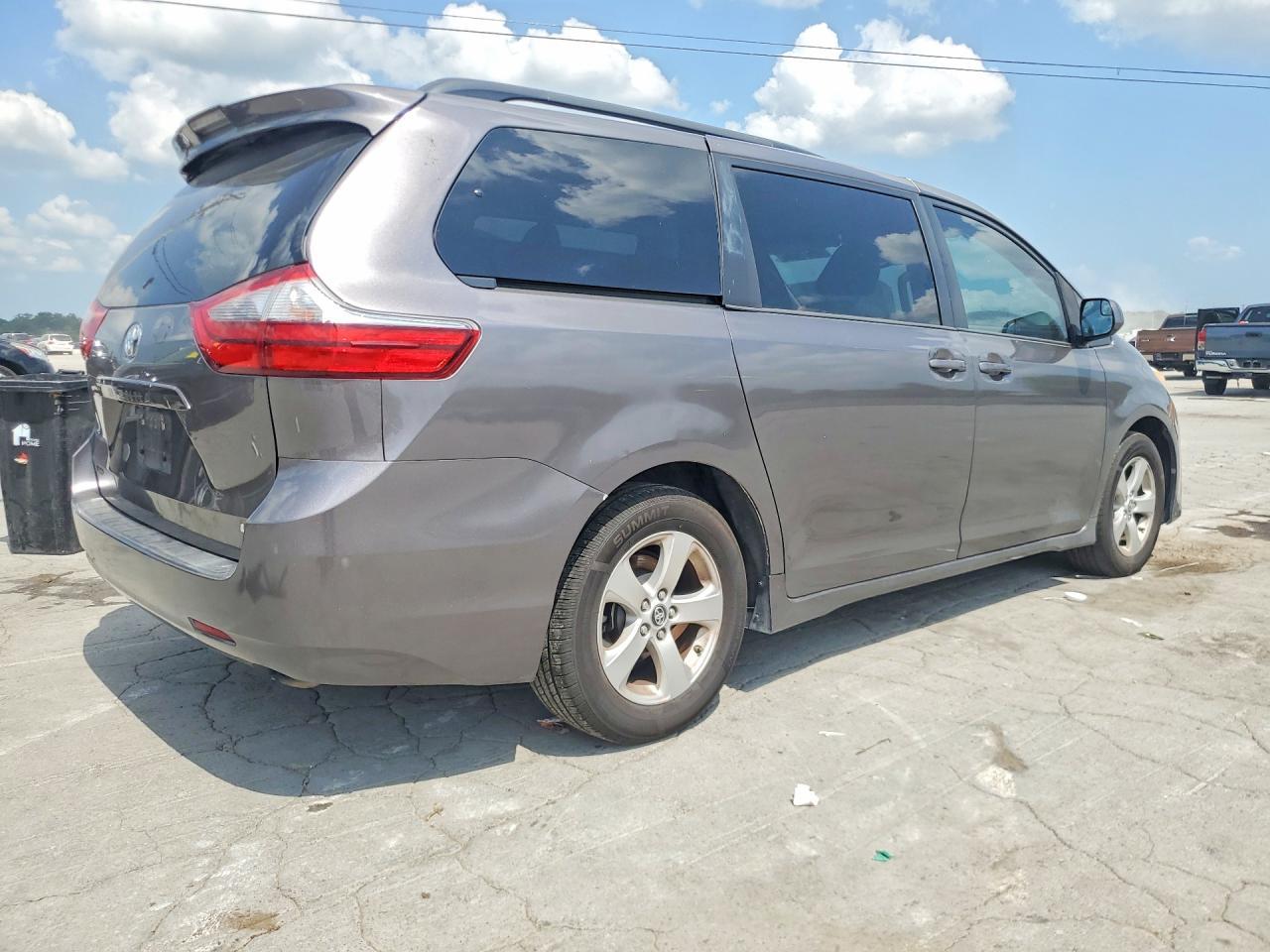2020 Toyota Sienna Le - Фото 3