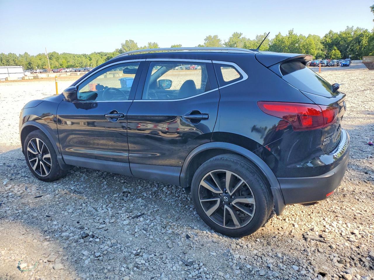 2018 Nissan Rogue Sport Sl - Image 2