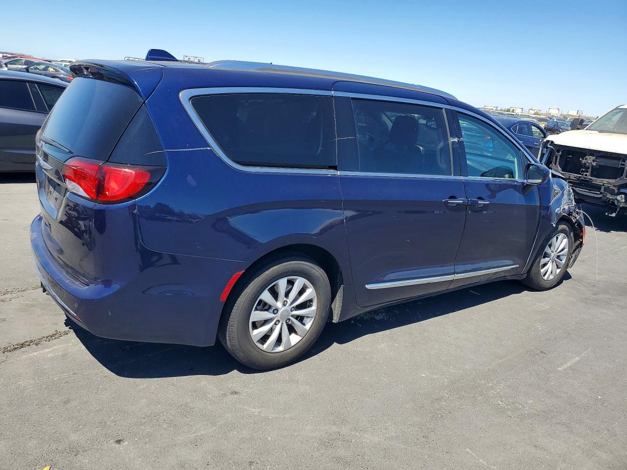 2018 Chrysler Pacifica Touring L - Фото 3