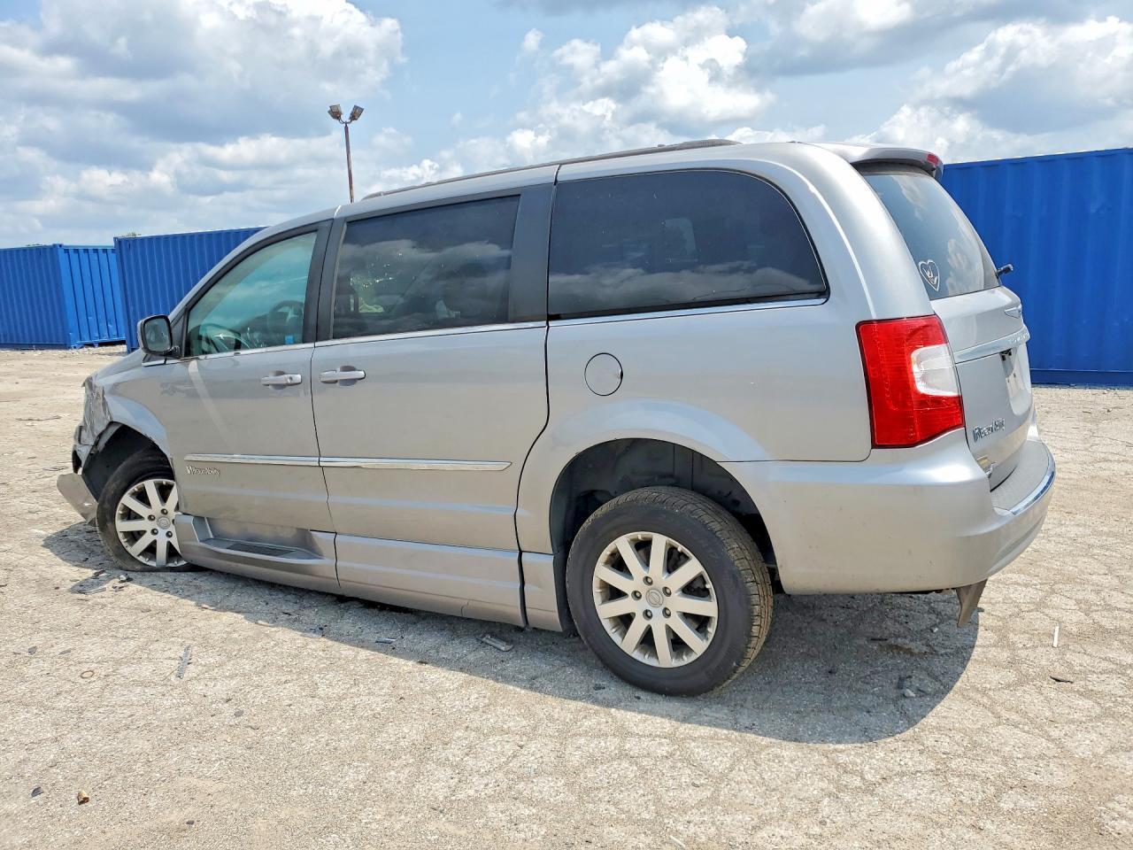 2015 Chrysler Town & Country Touring - Фото 2