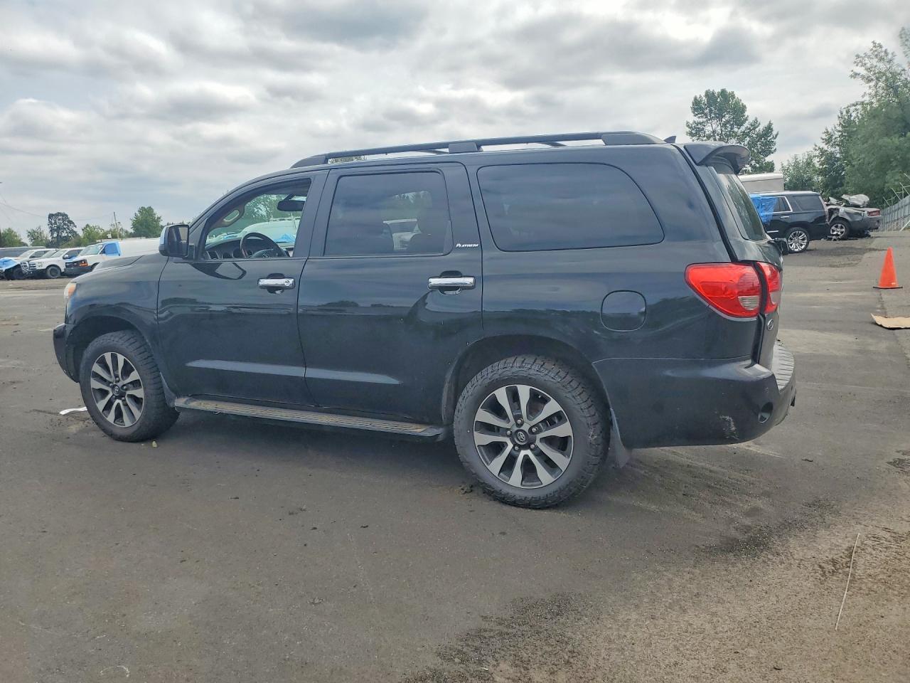 2011 Toyota Sequoia - Фото 2