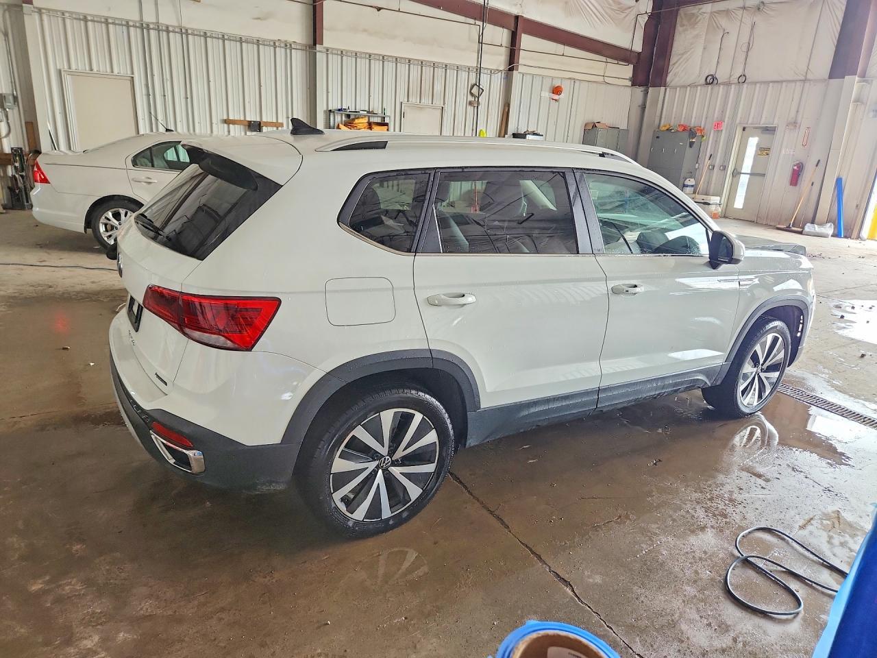 2022 Volkswagen Taos Se - Фото 3
