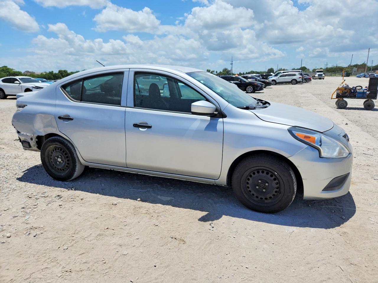 2017 Nissan Versa 1.6 S Plus - Image 4