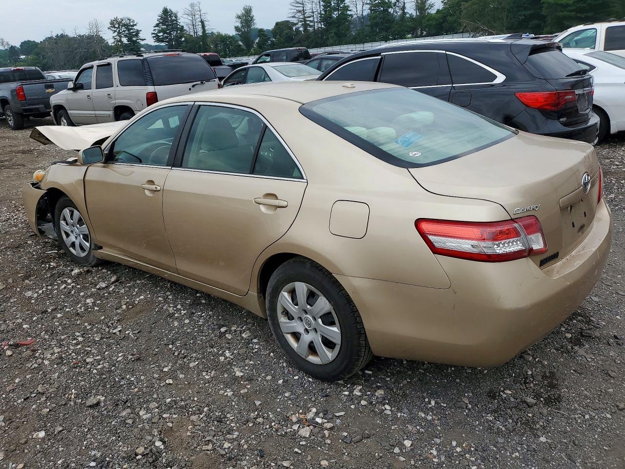 2010 Toyota Camry Le - Фото 2