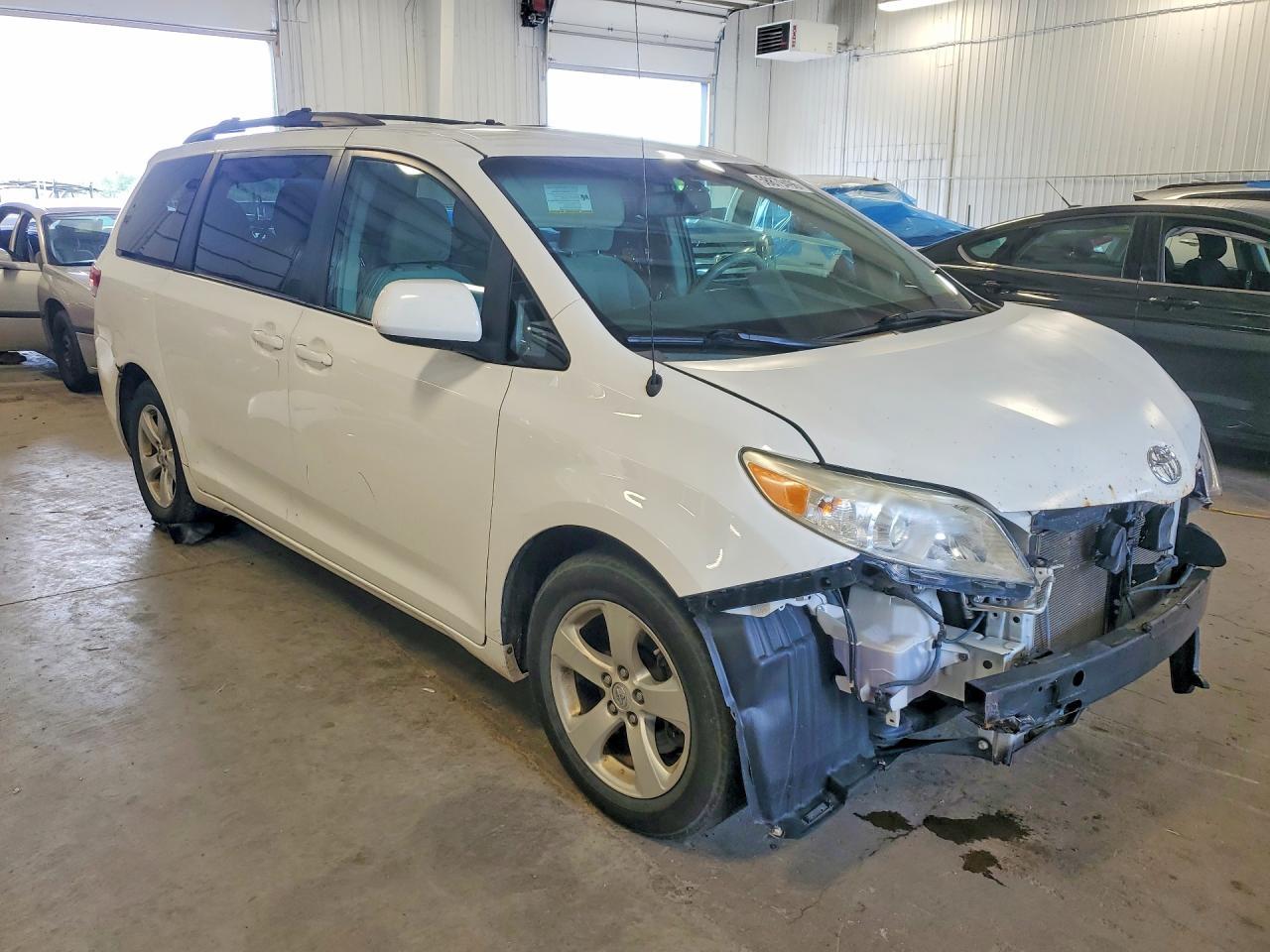 2013 Toyota Sienna Le - Image 4