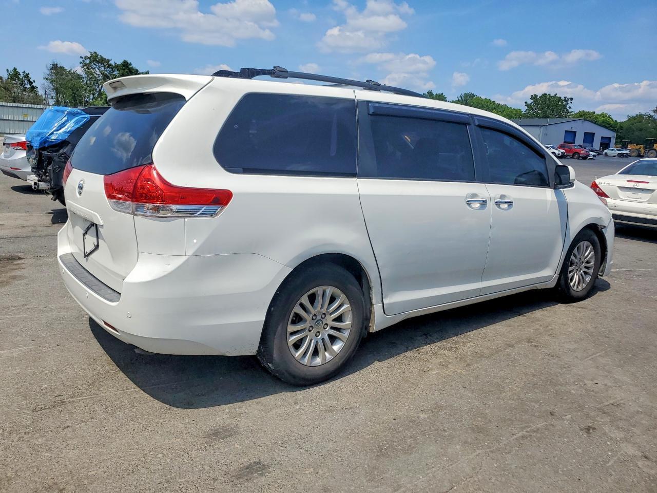 2011 Toyota Sienna Xle 8-Passenger - Image 3