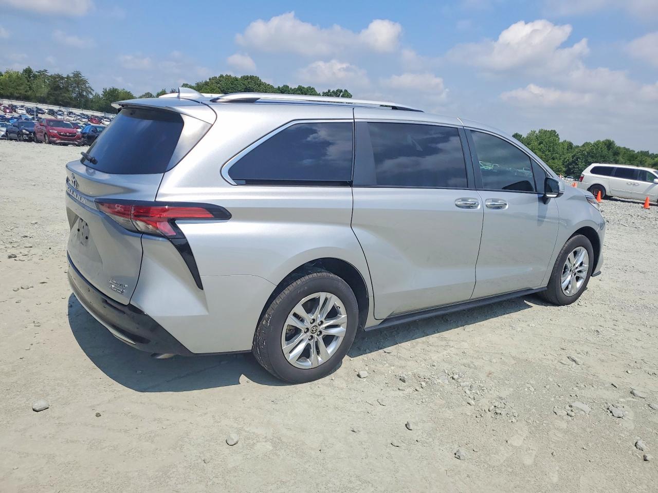 2023 Toyota Sienna - Фото 3