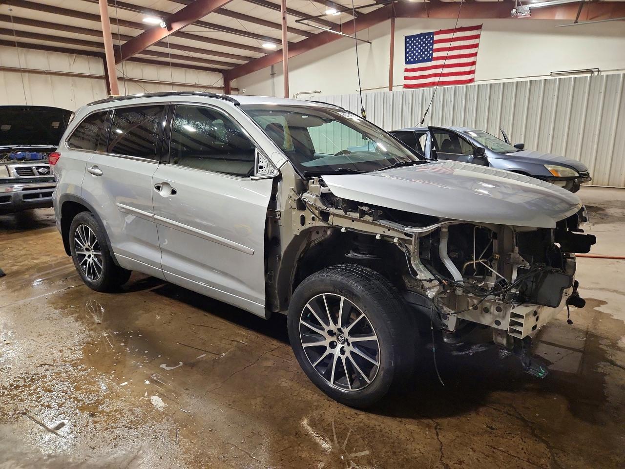 2017 Toyota Highlander Se - Фото 4