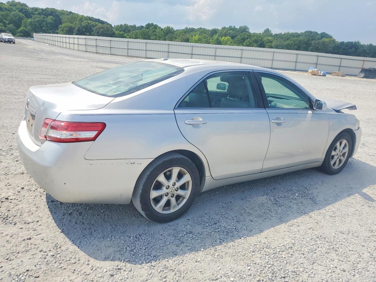 2011 Toyota Camry Le - Фото 3