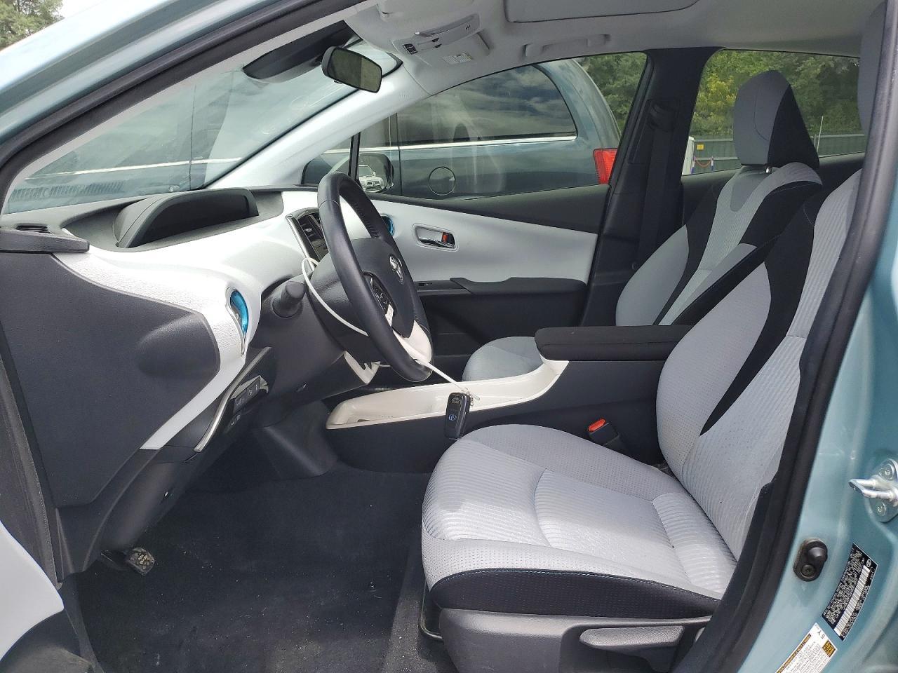 2017 Toyota Prius Three - Image 7