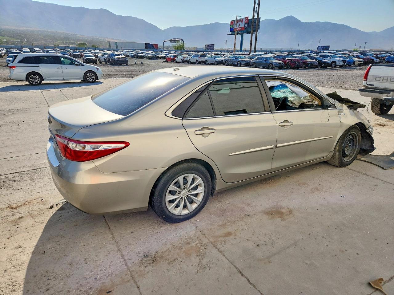 2017 Toyota Camry Hybrid Le - Фото 3