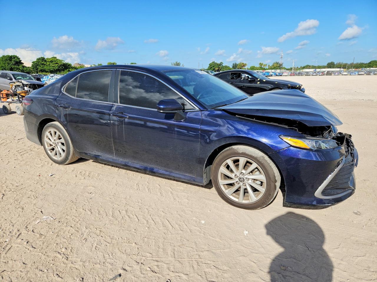 2022 Toyota Camry Le - Фото 4