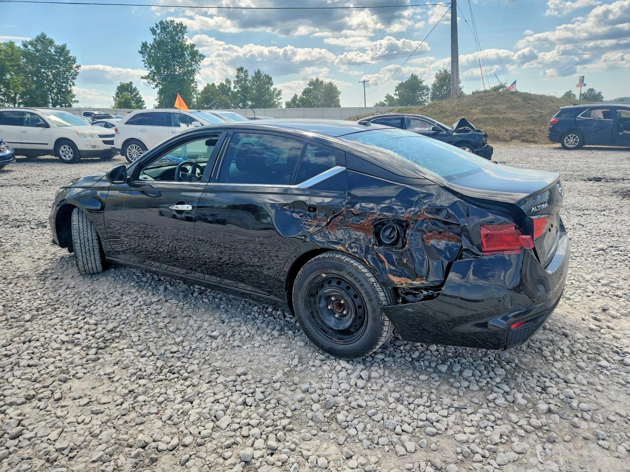 2019 Nissan Altima S - Фото 2