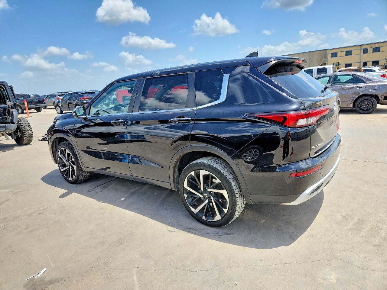2022 Mitsubishi Outlander Se - Image 2