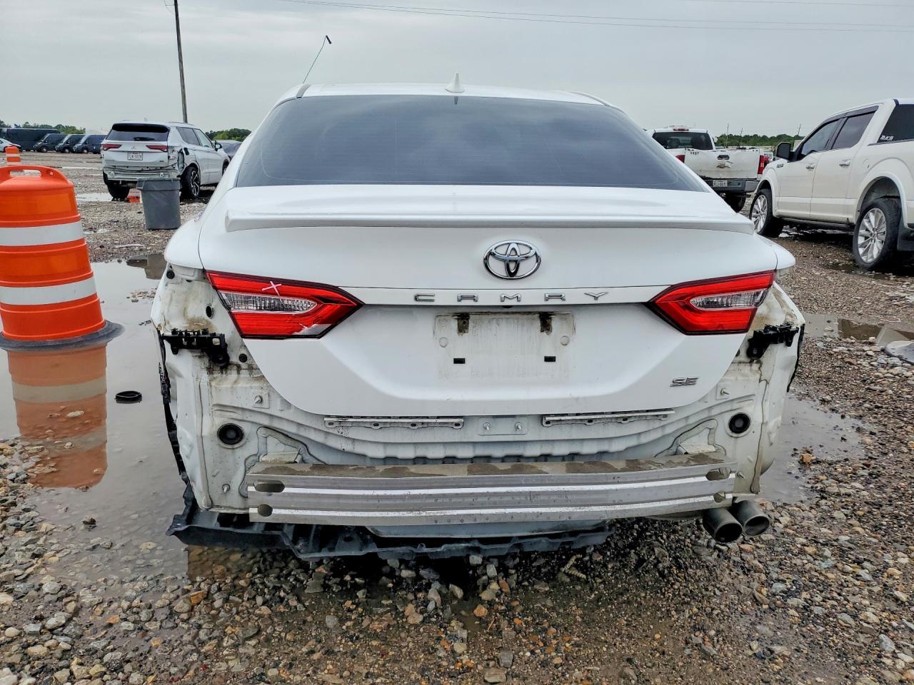 2020 Toyota Camry Se - Фото 6