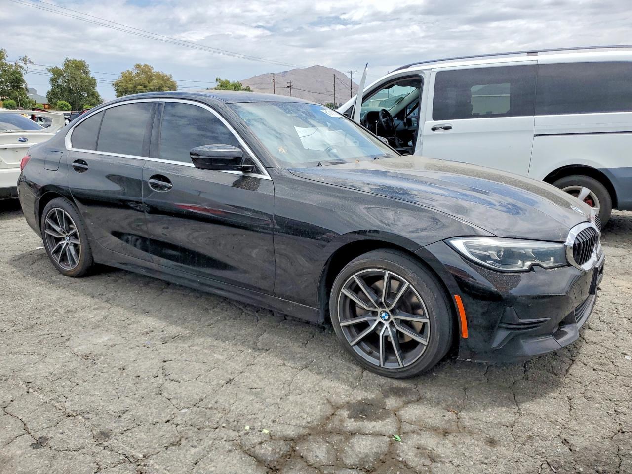 2020 BMW 330I - Фото 4
