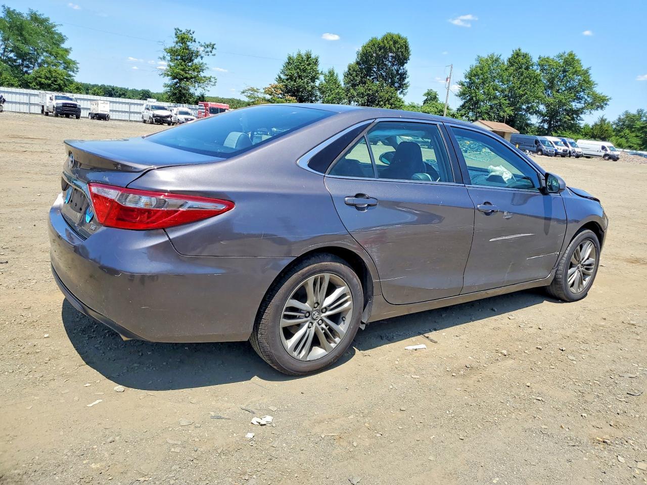 2016 Toyota Camry Se - Фото 3