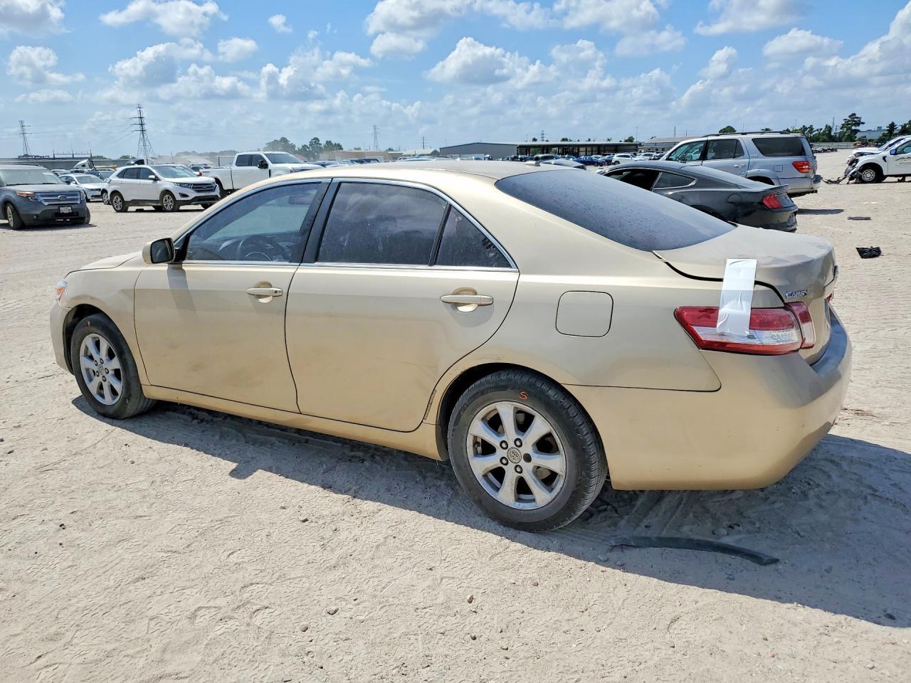 2011 Toyota Camry Le - Фото 2
