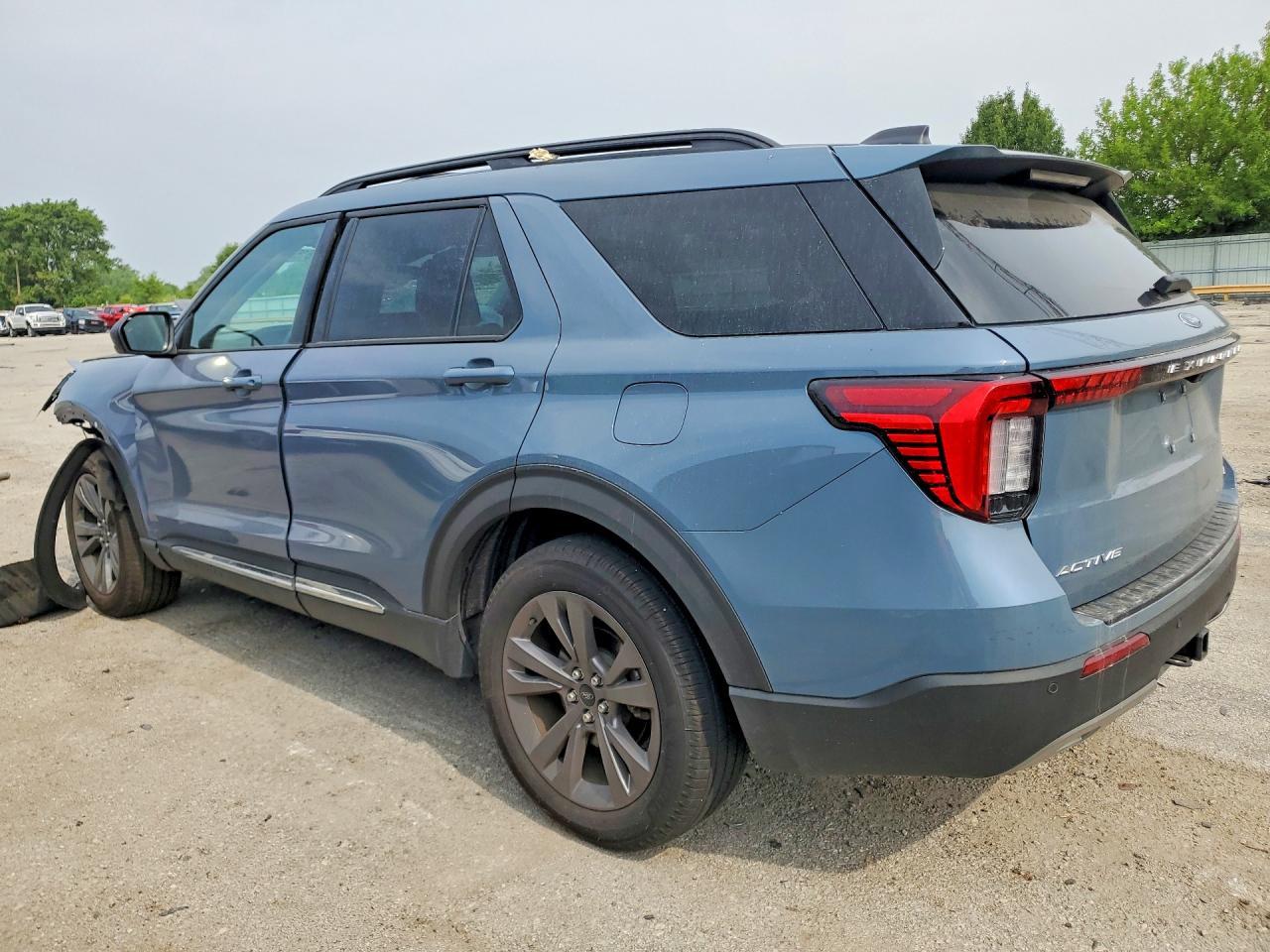 2025 Ford Explorer Active - Image 2