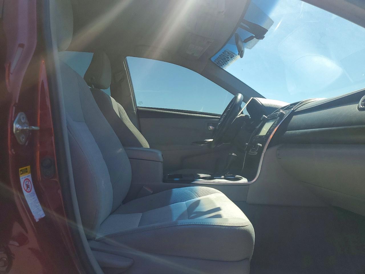 2016 Toyota Camry Hybrid Le - Image 7