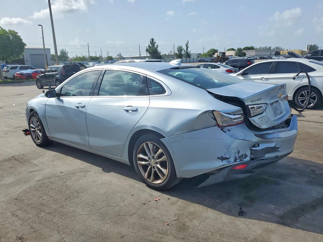 2017 Chevrolet Malibu Lt - Image 2