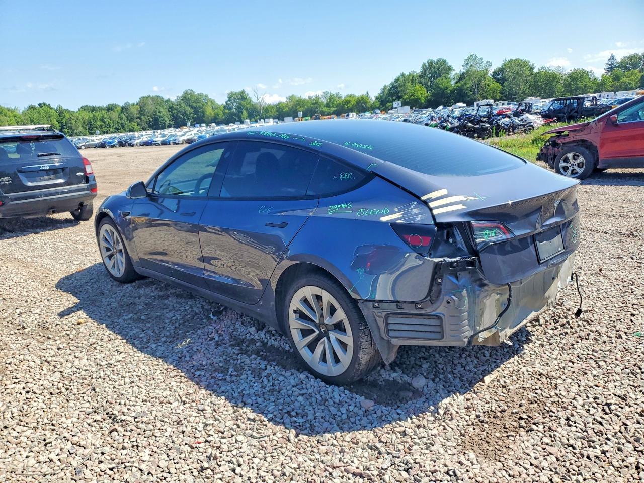 Tesla Model 3 - Фото 2