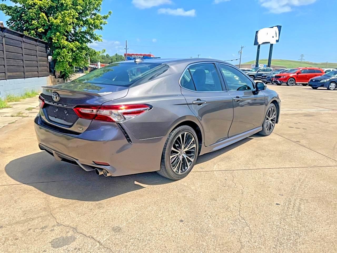 2019 Toyota Camry Se - Фото 4