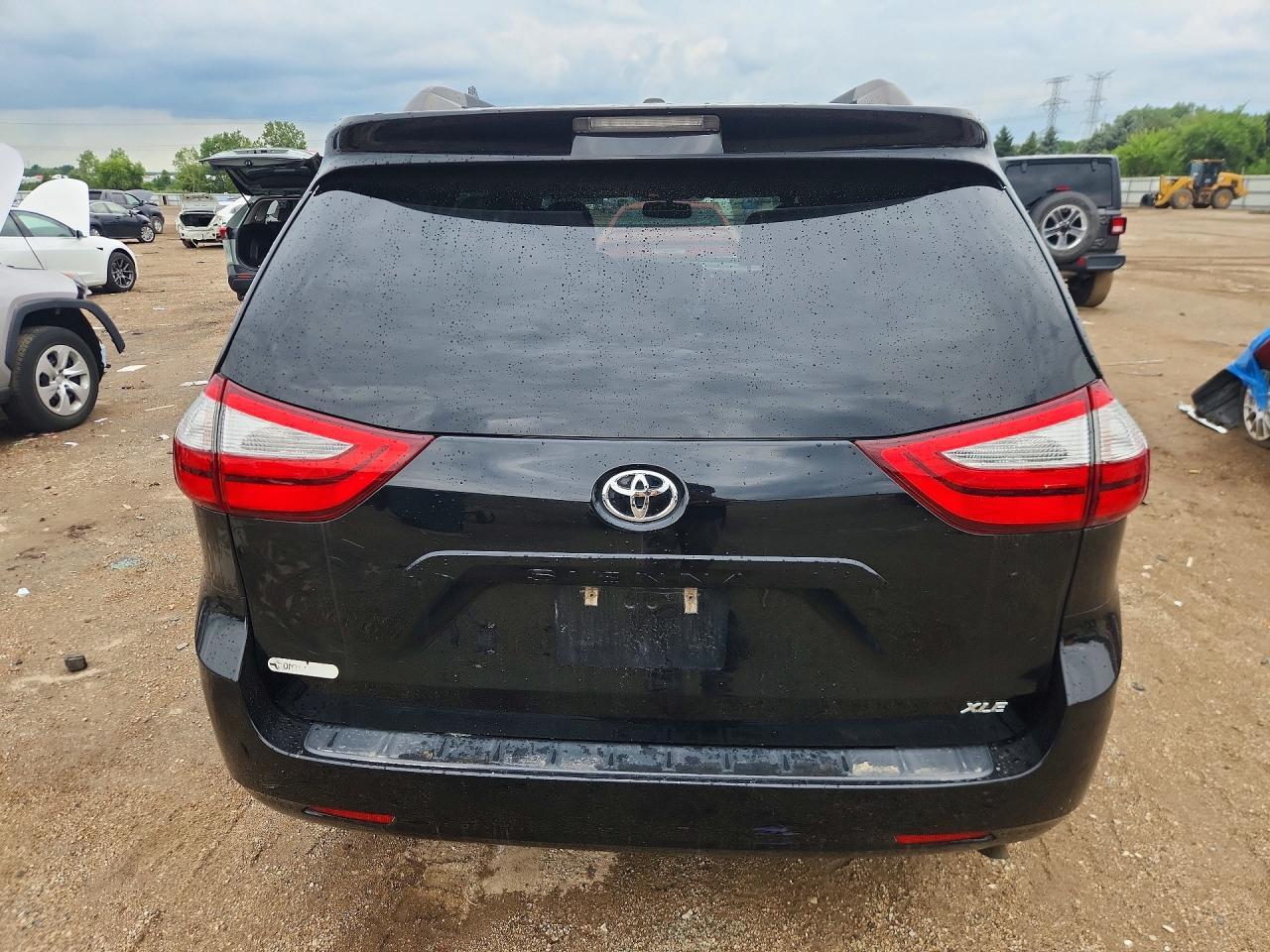 2015 Toyota Sienna Xle 8-Passenger - Image 6