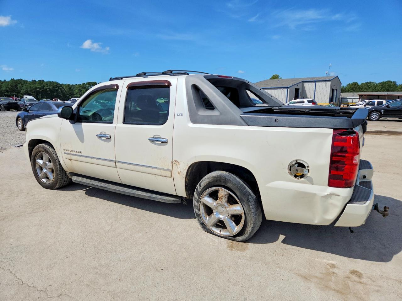 2011 Chevrolet Avalanche Ltz - Фото 2