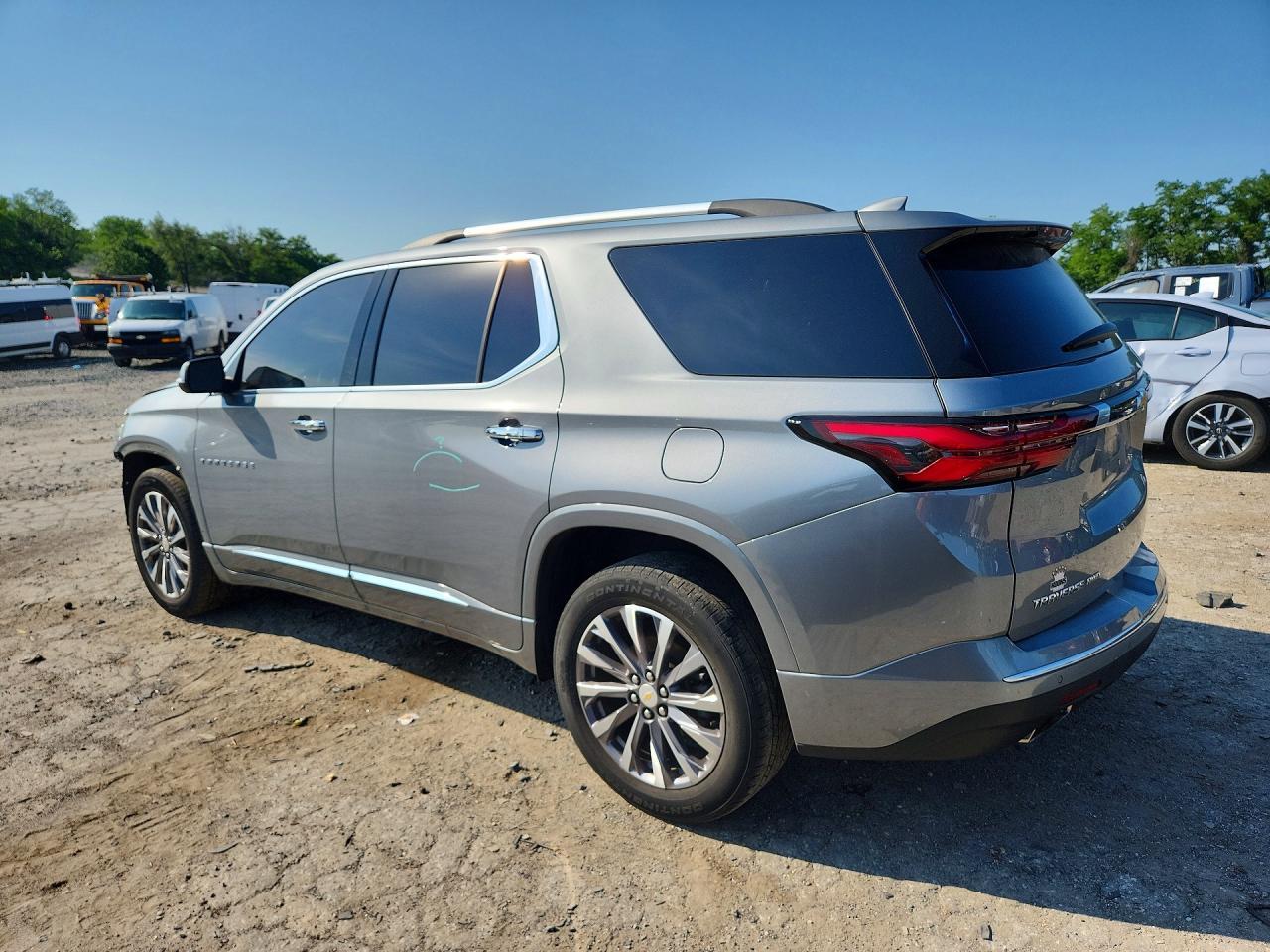 2023 Chevrolet Traverse Premier - Фото 2