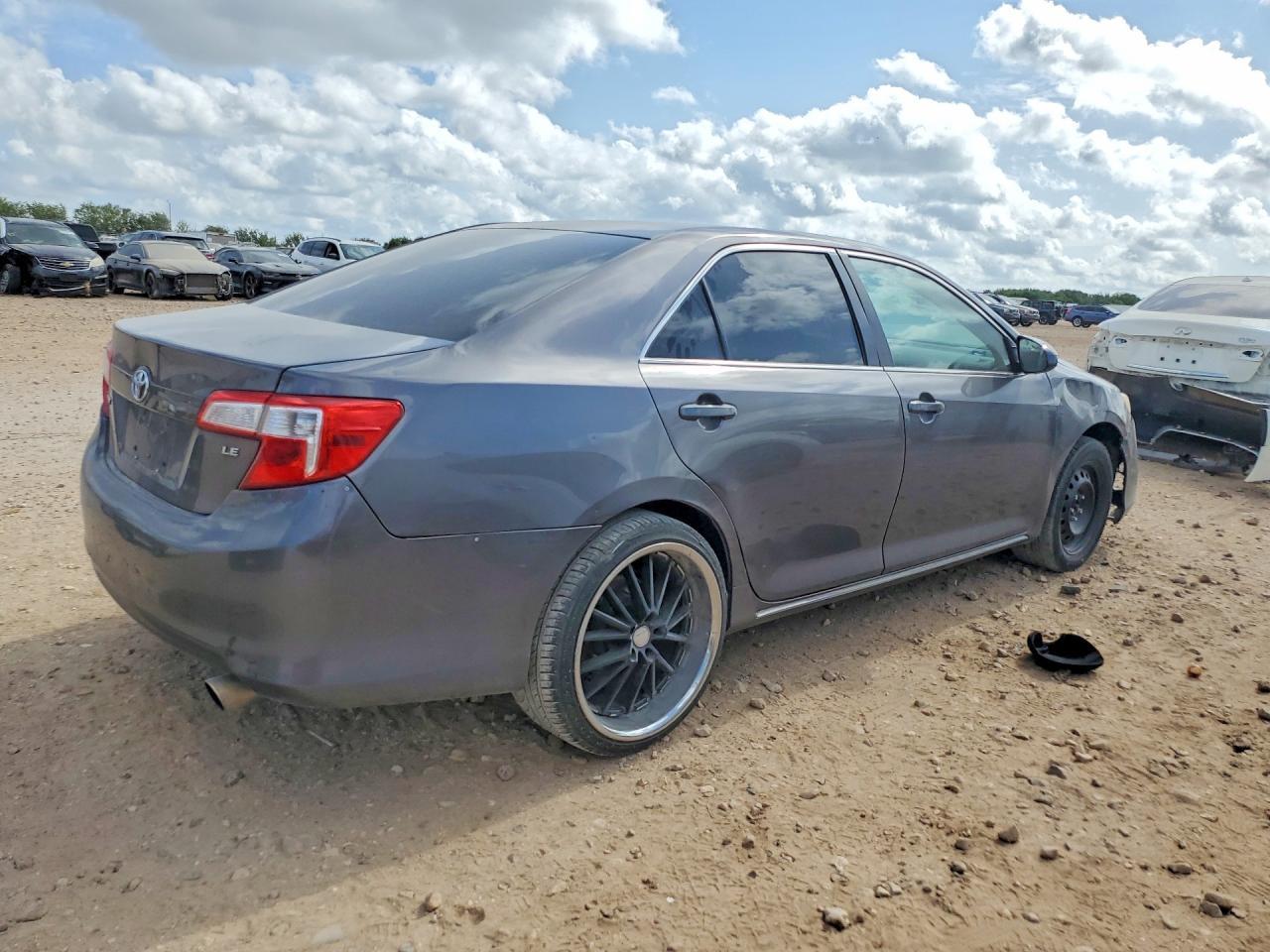 2014 Toyota Camry Le - Фото 3