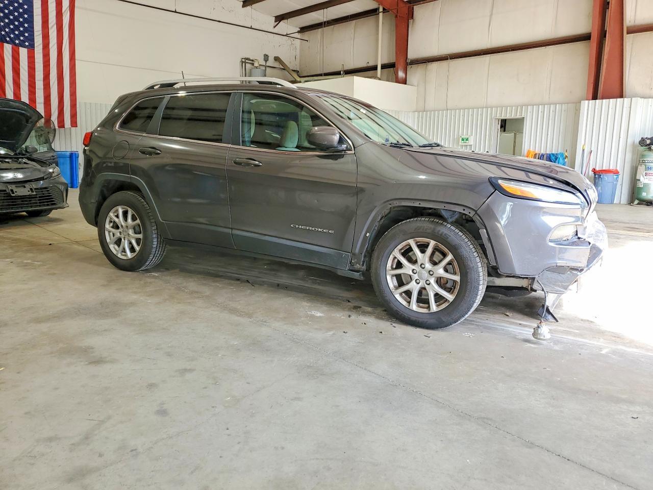 2016 Jeep Cherokee Latitude - Image 4
